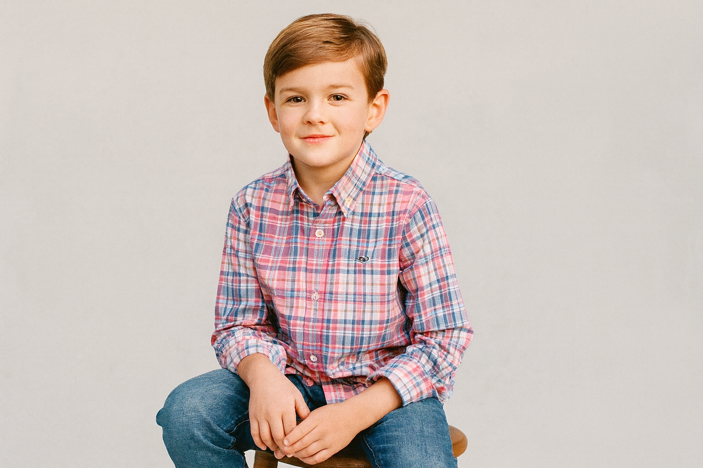 Modelo niño sentado casual