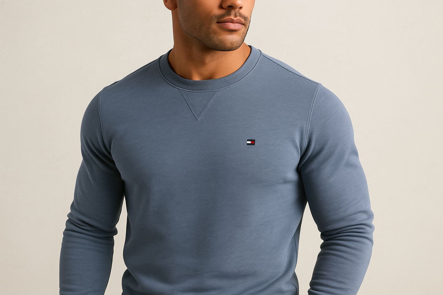 Suéter Tommy Hilfiger color #718ead con triángulo invertido pequeño y logo pequeño siendo usado por modelo atlético