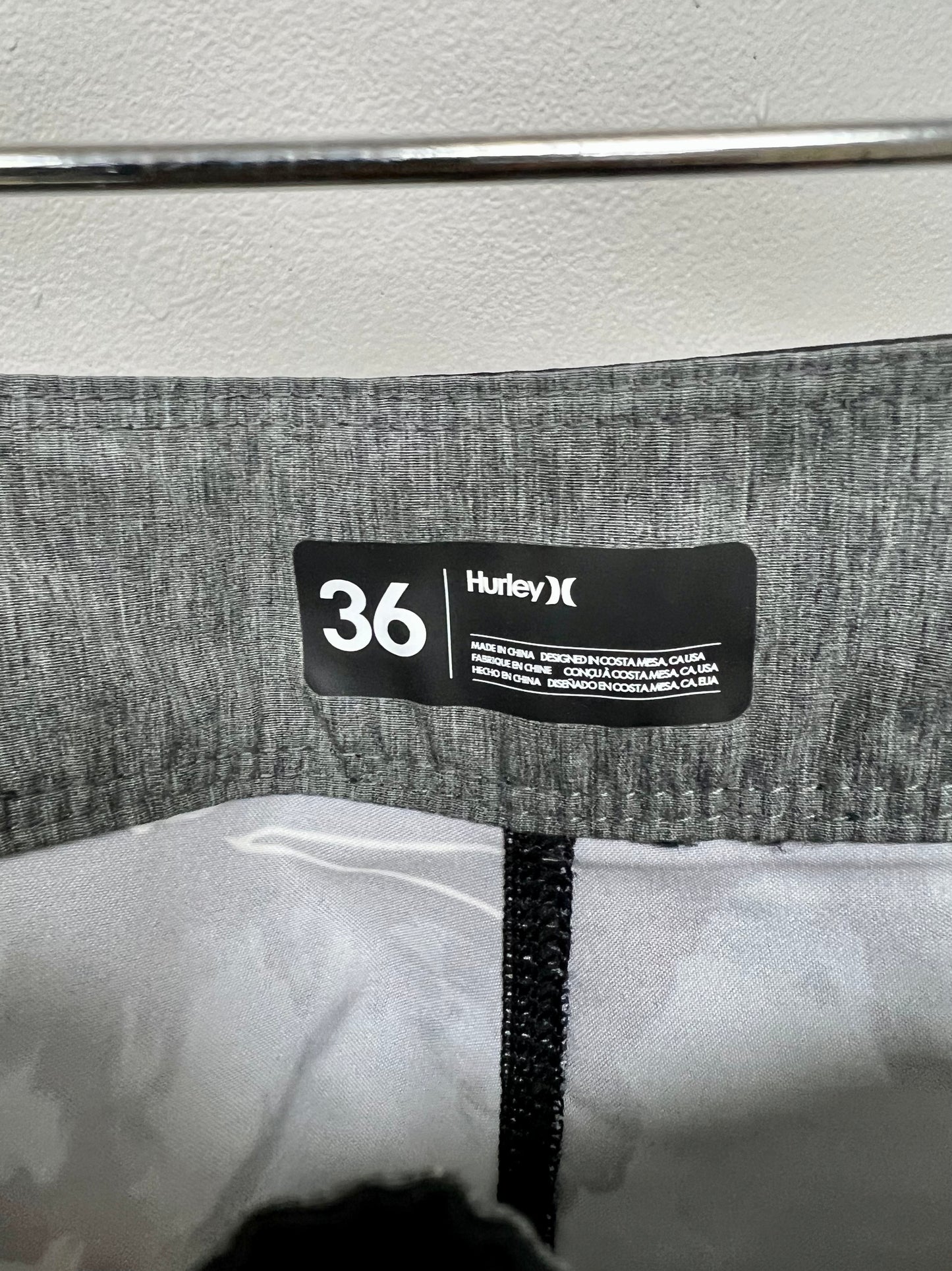 Short de baño Hurley 🏄🏽♂️ color negro y gris con patrón de hojas, de 19” de largo Talla XL (36)