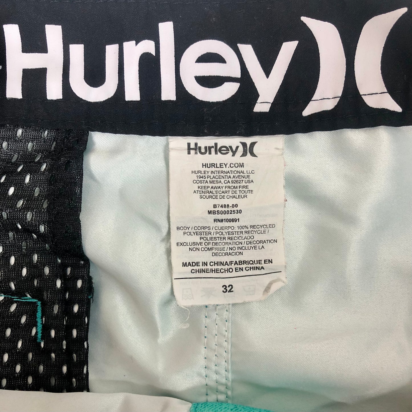 Traje de baño Hurley 🏄🏽♂️ con patrón de rayas en color celeste y turquesa y logo en color negro Talla M