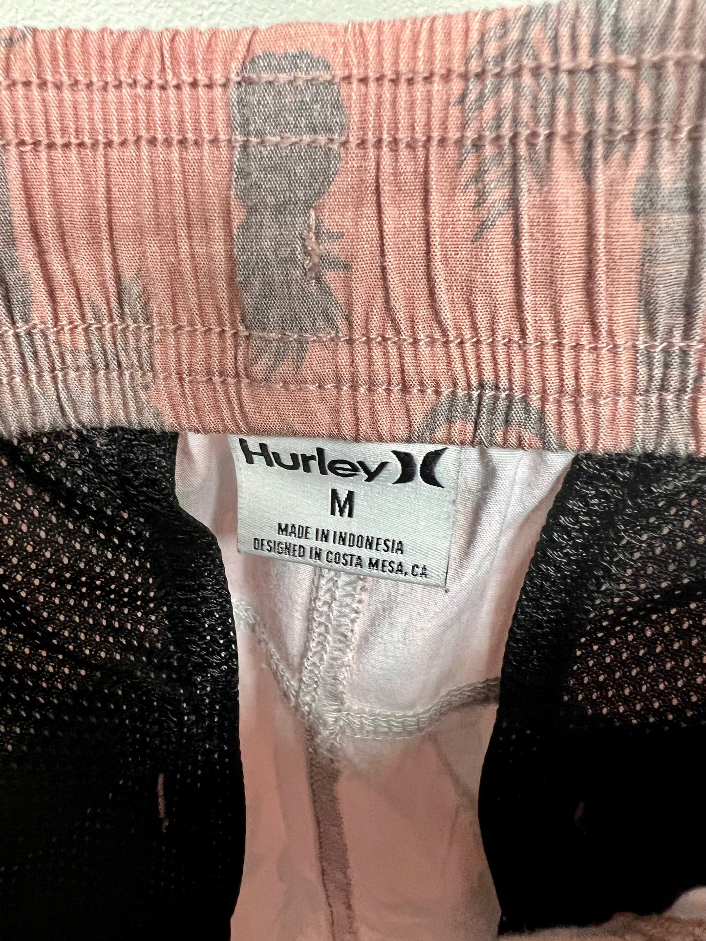 Short de baño Hurley 🏄🏽♂️ rosado oscuro con diseño de palmeras en color gris talla M