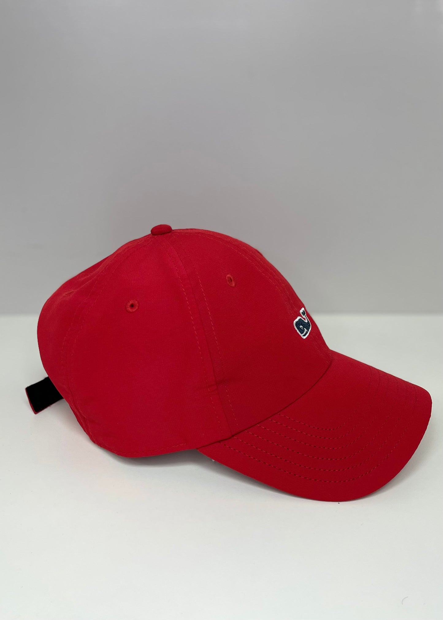 Gorra Vineyard Vines 🐳 color rojo intenso y logotipo en color negro