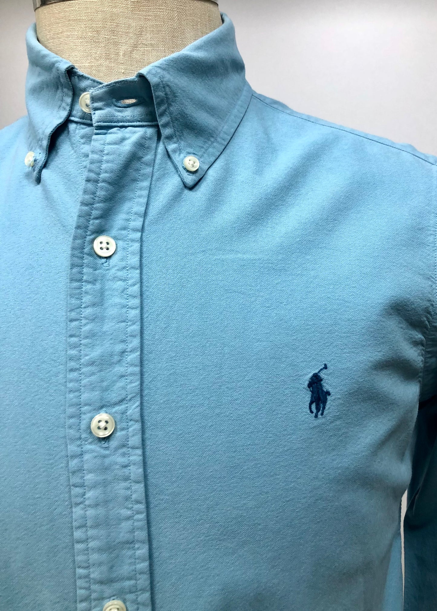 Camisa de botones Polo Ralph Lauren 🏇🏼 Oxford en color celeste oscuro Talla S Entalle regular