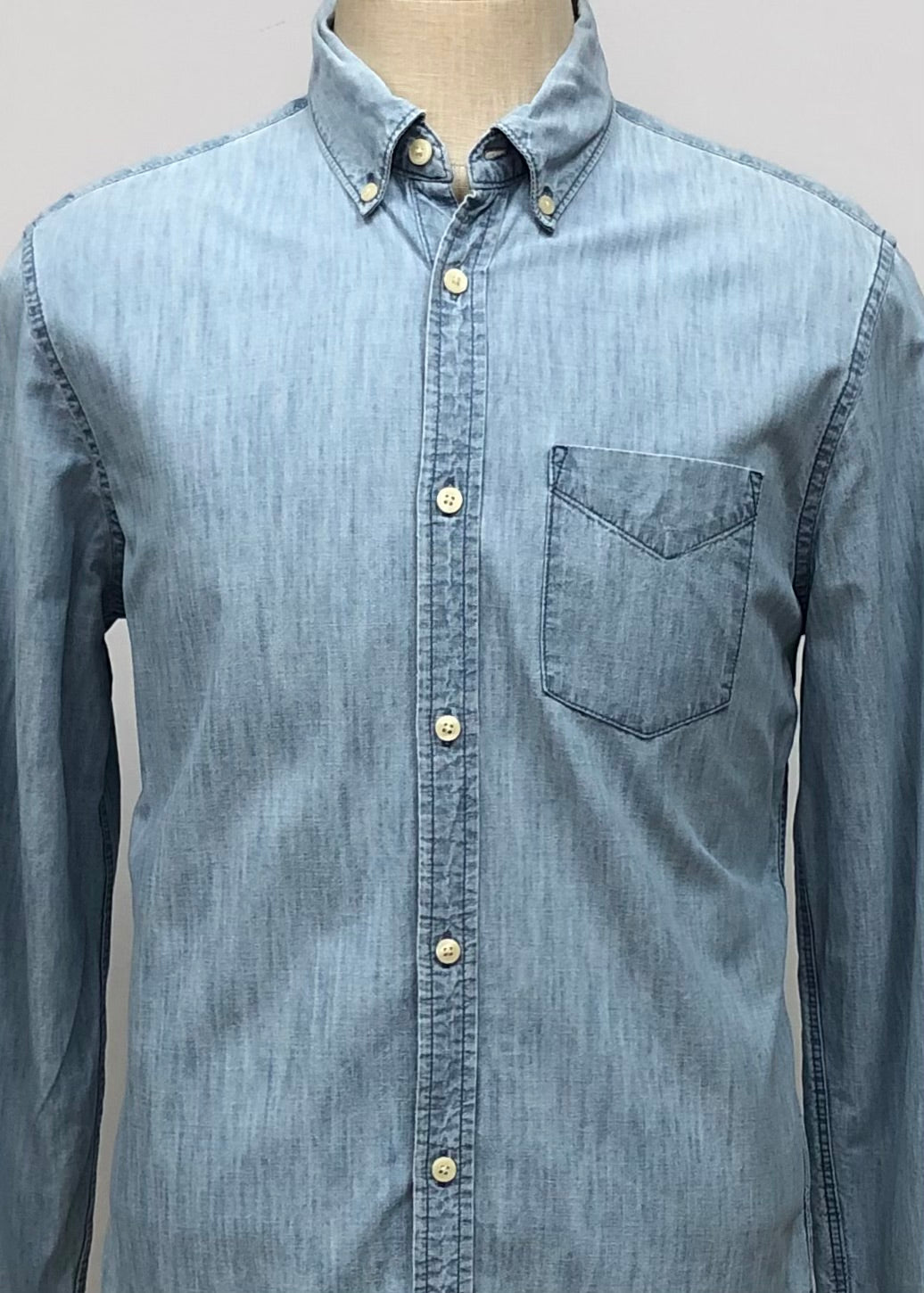 Camisa de botones GAP de jeans color celeste con diseño de bolsillo Talla M Entalle Slim Fit