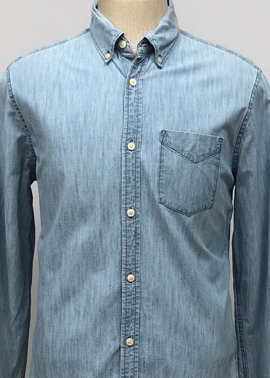 Camisa de botones GAP de jeans color celeste con diseño de bolsillo Talla M Entalle Slim Fit