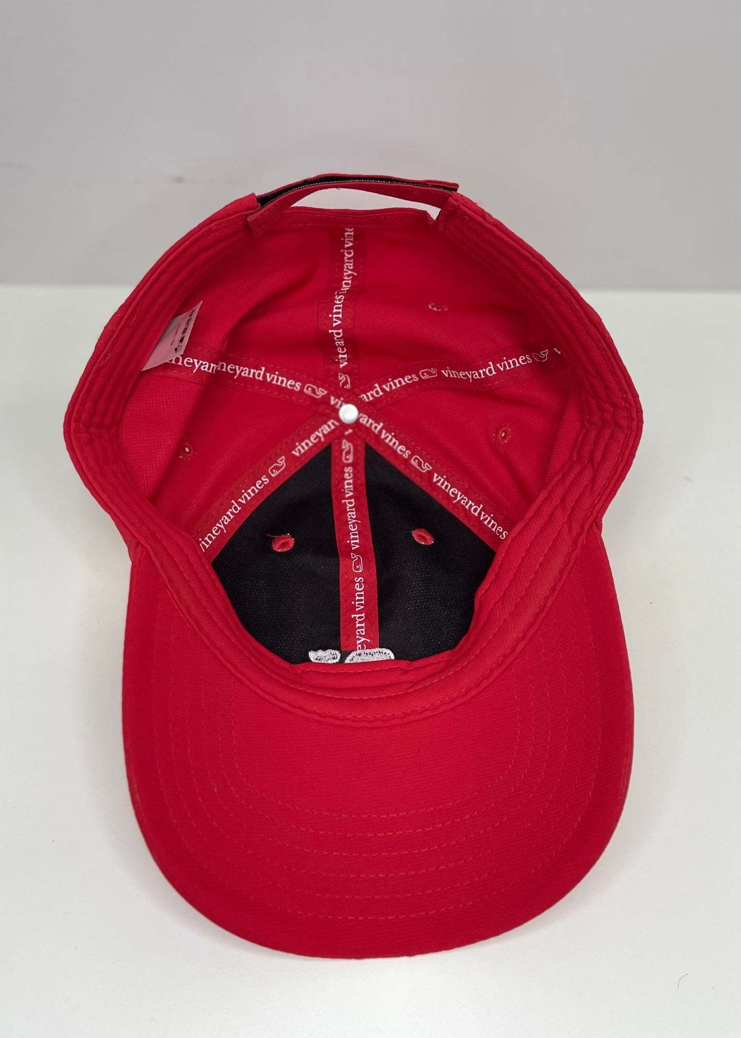 Gorra Vineyard Vines 🐳 color rojo intenso y logotipo en color negro