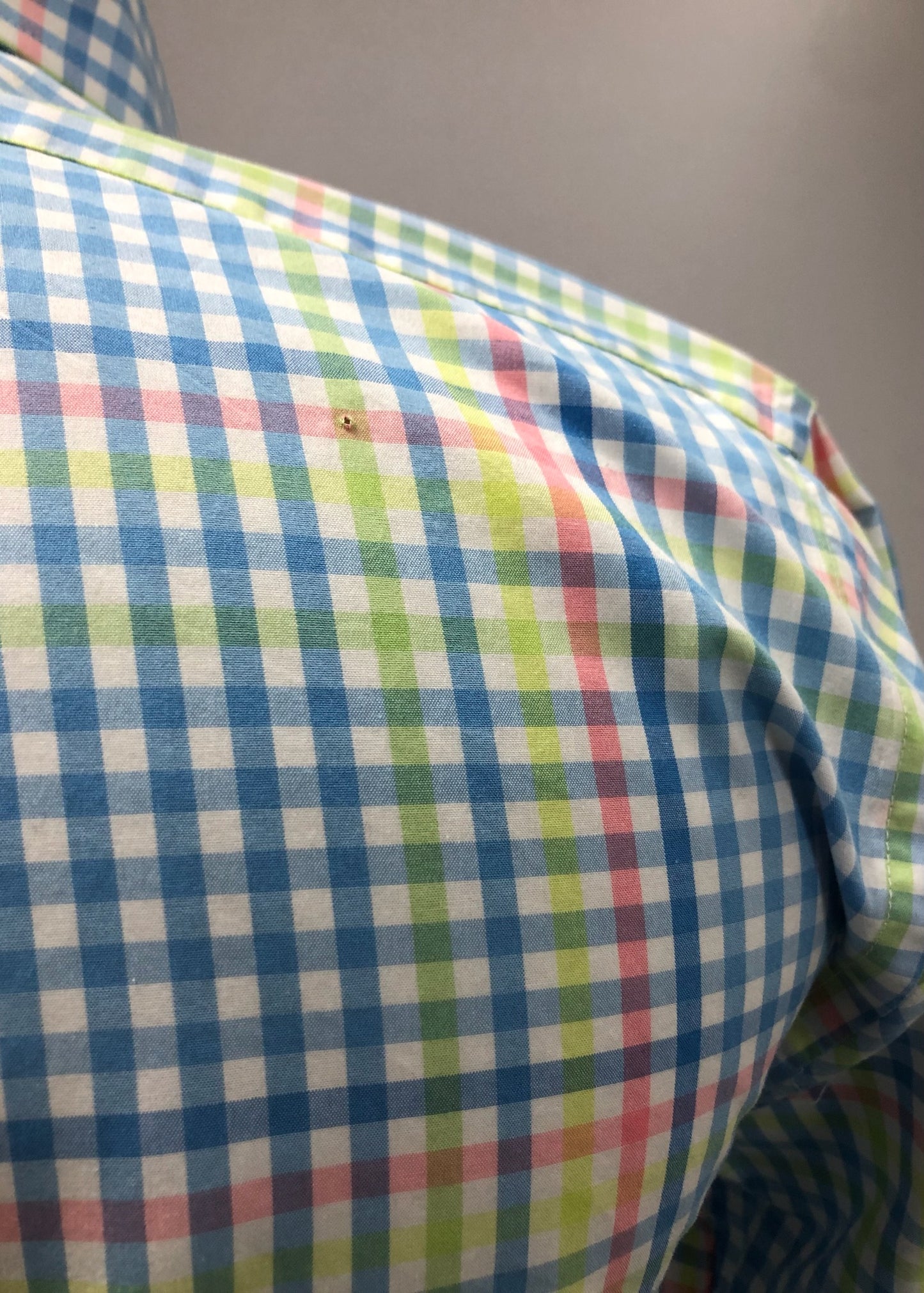 Camisa de botones Vineyard Vines 🐳 color blanco de cuadros en color rosado, verde y celeste Talla S Entalle Slim Fit (ver descripción)