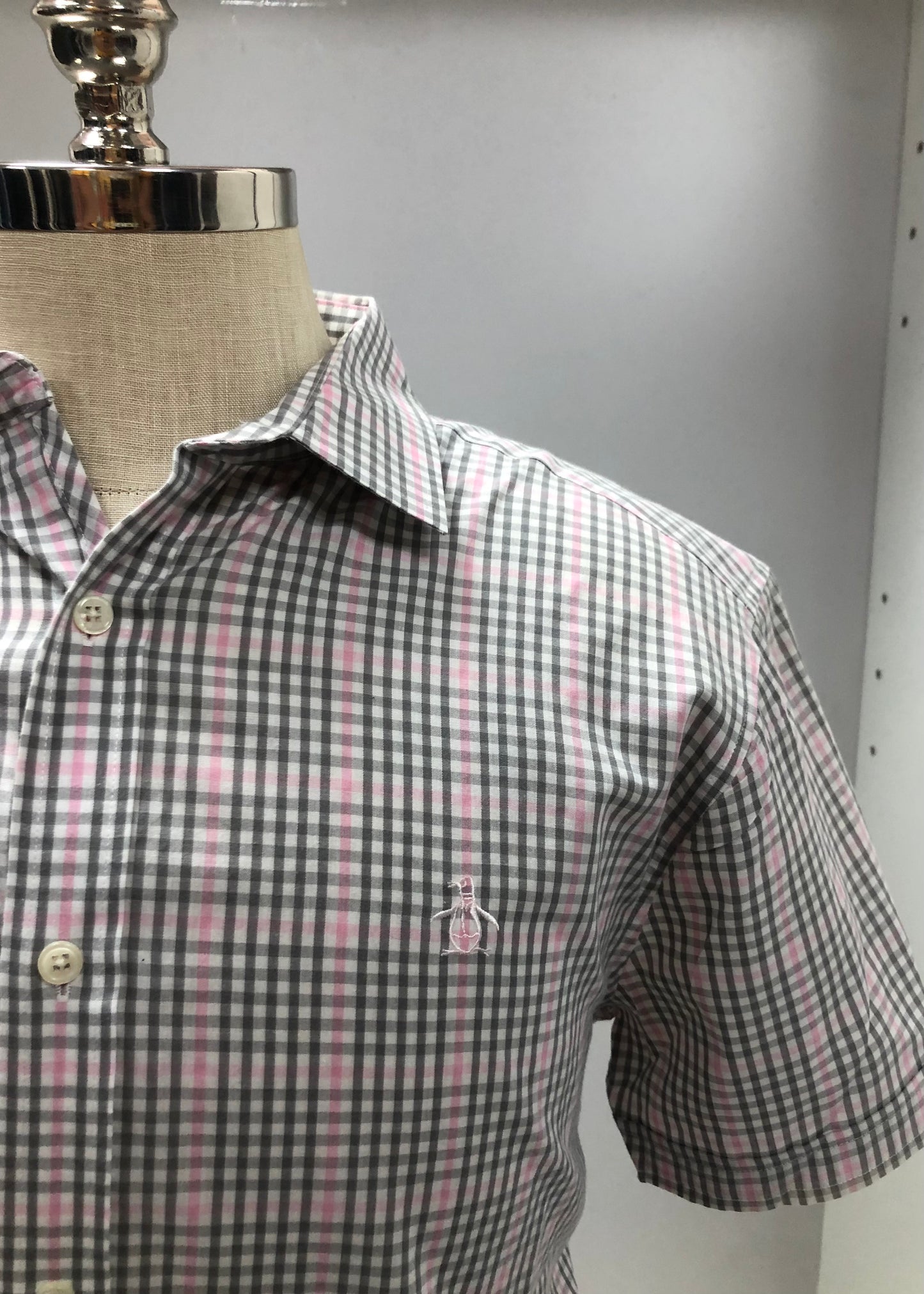Camisa Original Penguin 🐧 de cuadros en color rosado, gris y blanco Talla L Entalle Clásico