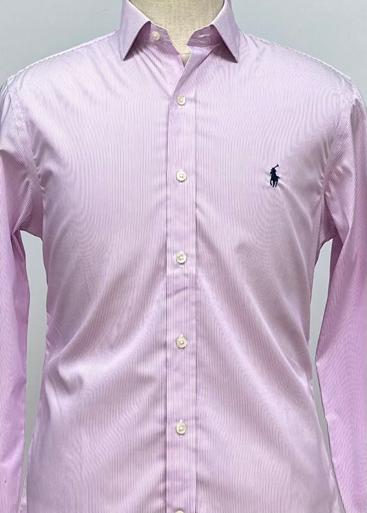 Camisa Polo Ralph Lauren 🏇🏼 color blanco con patron de rayas finas en color rosado Talla S Entalle Clásico