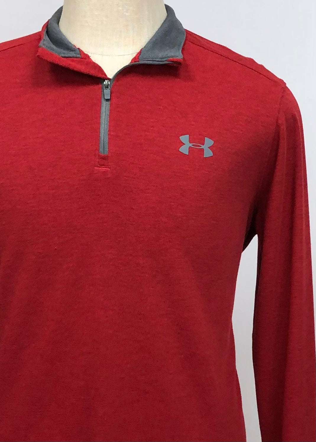 Sueter Jersey Under Armour 🏋🏽 color rojo degradado y logo en color gris Talla L