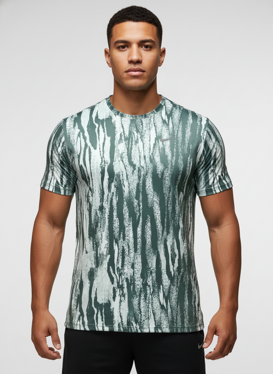 Camiseta de entrenamiento cuello redondo Nike ✔️ Diseño de grafitti en color verde oscuro y blanco Talla L