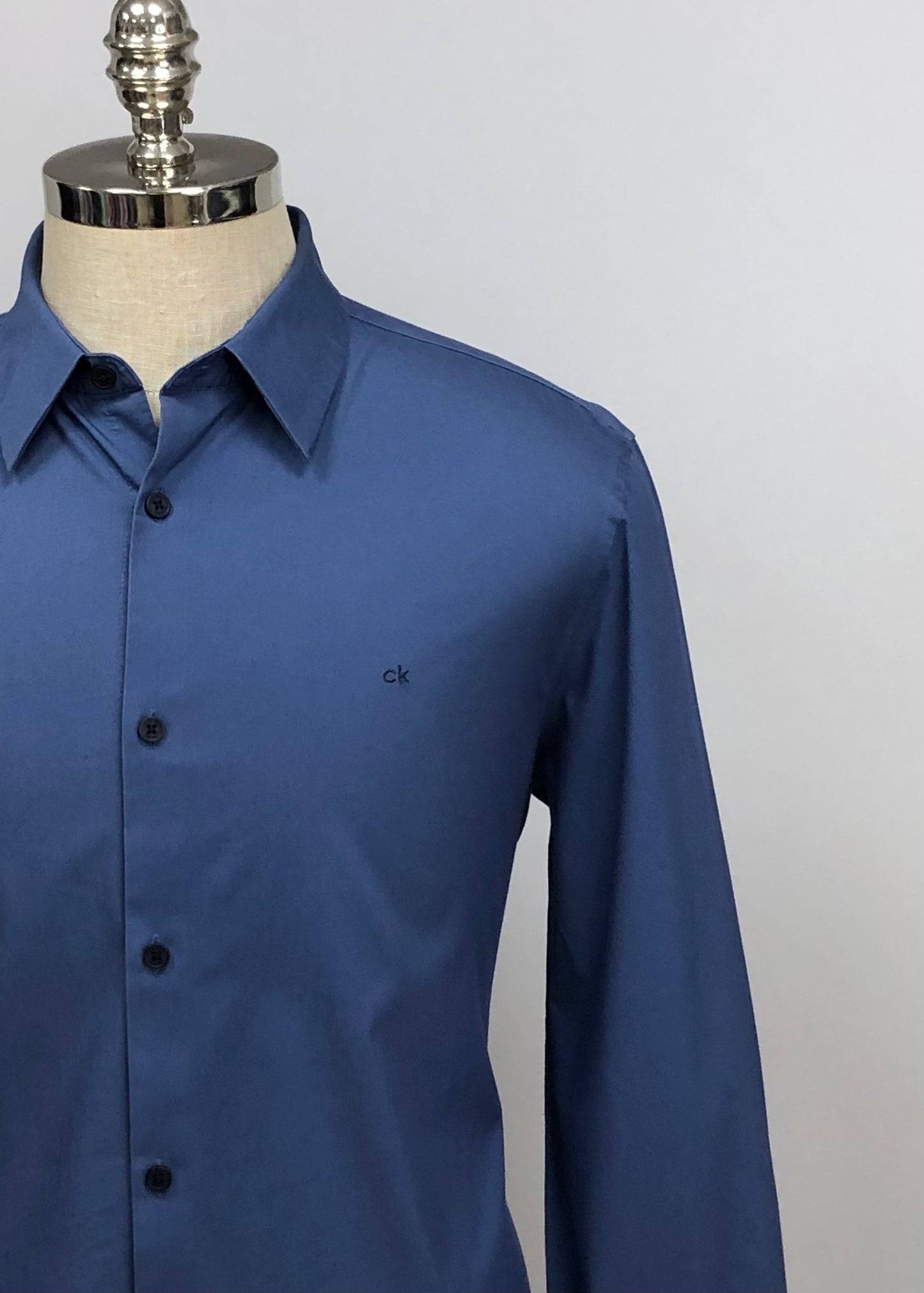 Camisa de botones Calvin Klein 🇺🇸 de color azul grisáceo Talla L Entalle Regular