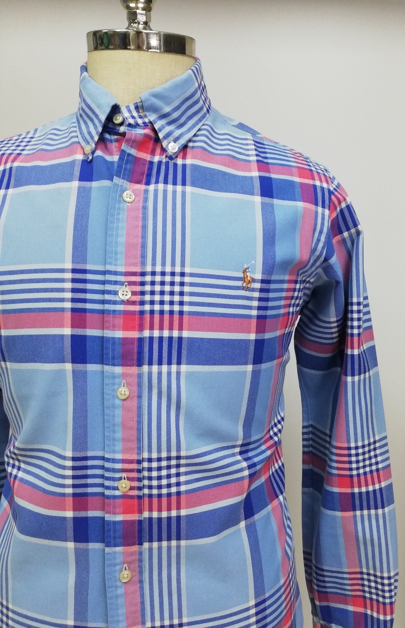 Camisa Polo Ralph Lauren 🏇🏼 Oxford con patron de cuadros tartán en color celeste, azul y rosado Talla M Entalle Clásico (ver descripción)
