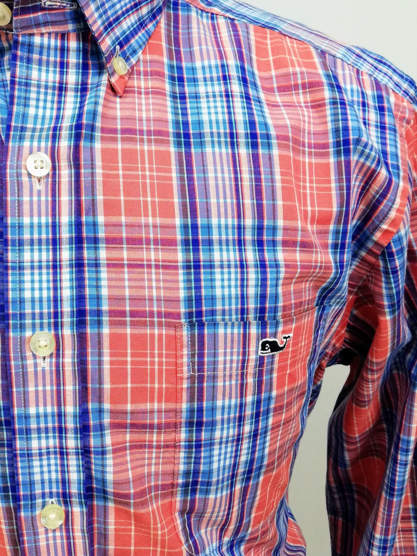 Camisa de botones Vineyard Vines 🐳 con patrón de cuadros en color rojo, azul y blanco Talla L Entalle Slim Fit