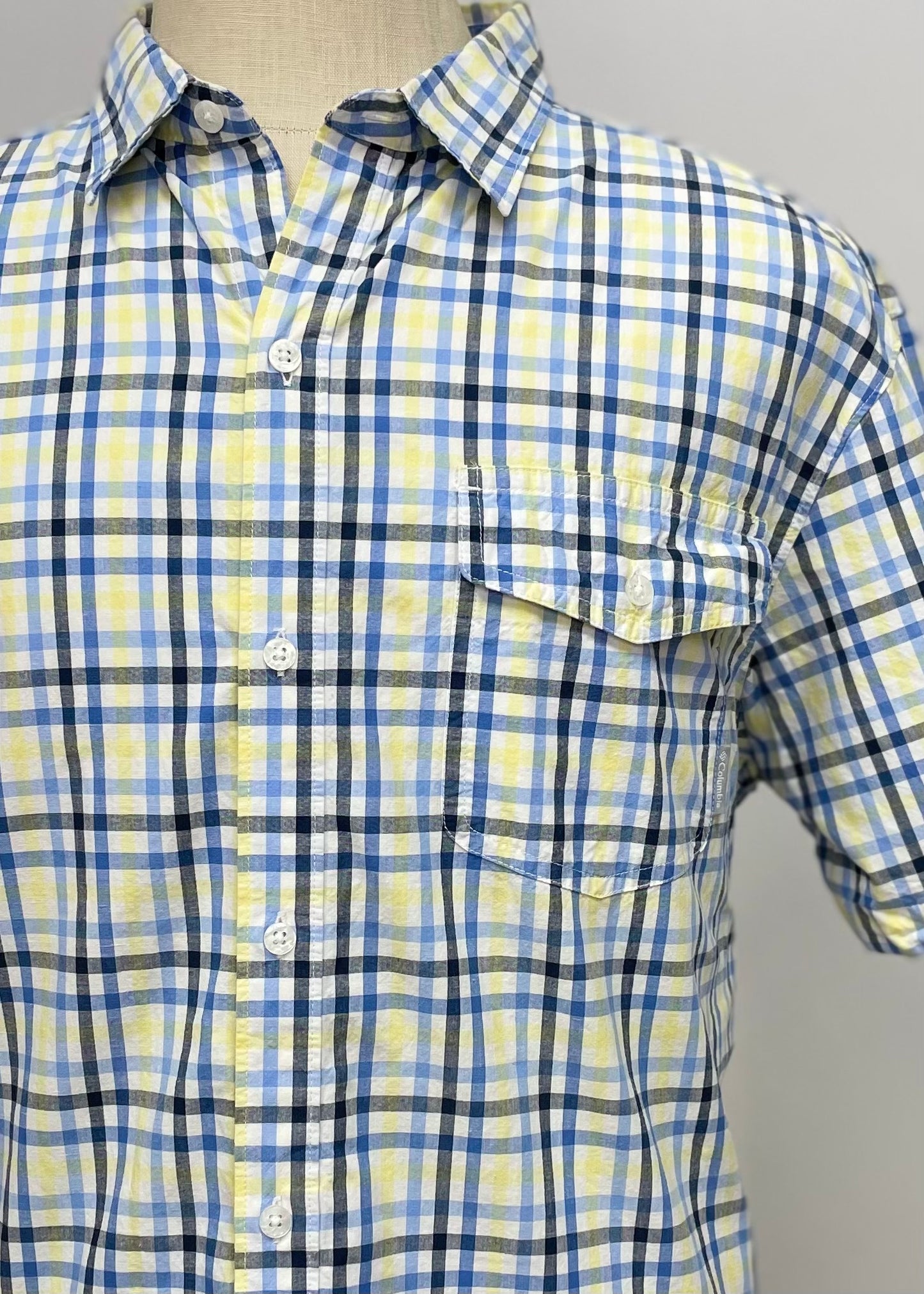 Camisa Columbia 🔹 Color blanco con patrón de cuadros en amarillo, azul y negro Manga corta Talla XL