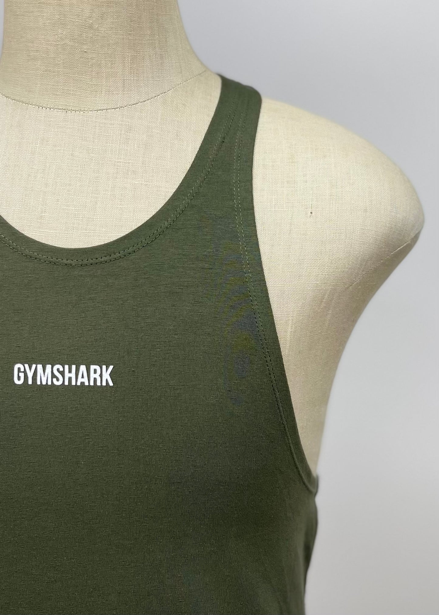 Camiseta de entrenamiento sin mangas Gymshark 🏋🏽 color verde olivo y logo en blanco Talla S