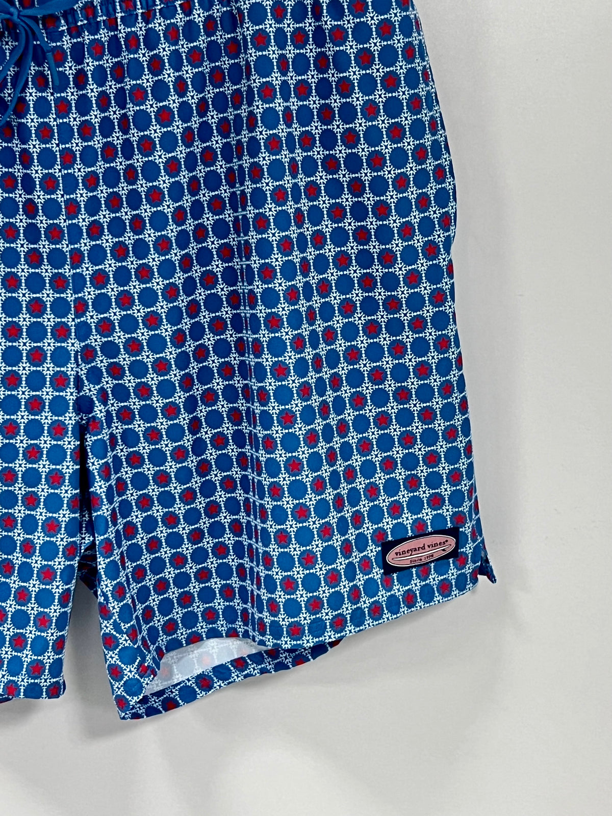 Short de baño Vineyard Vines 🐳 con diseño circular en azul, celeste y rojo talla XL