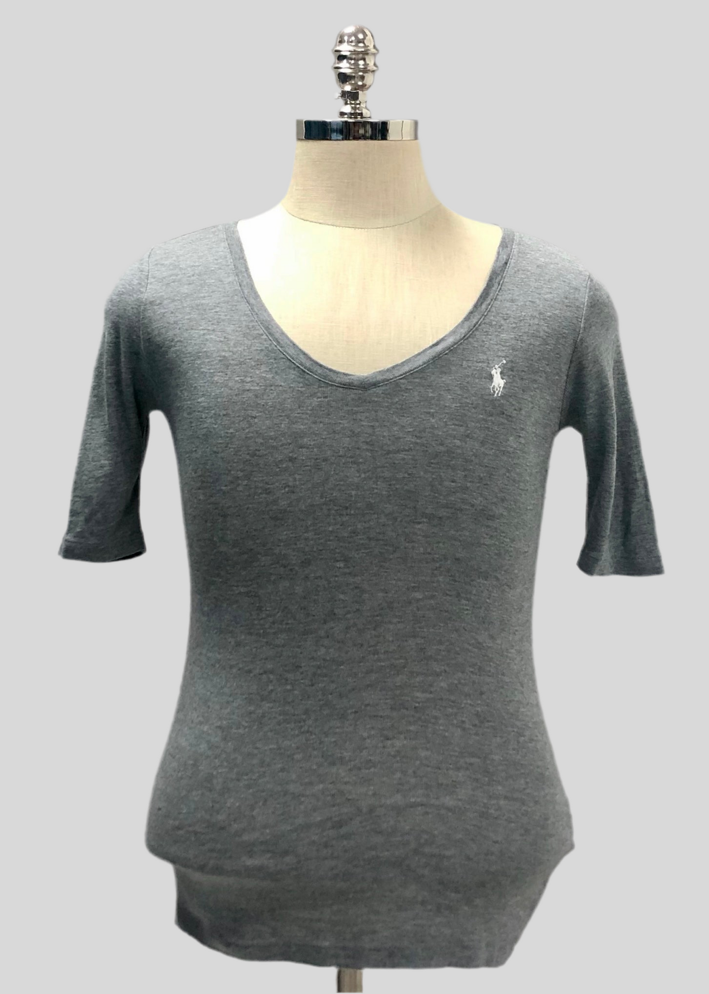 Camiseta de mujer cuello V Polo Ralph Lauren 🏇🏼 color gris claro con logo en color blanco Talla M Entalle Regular