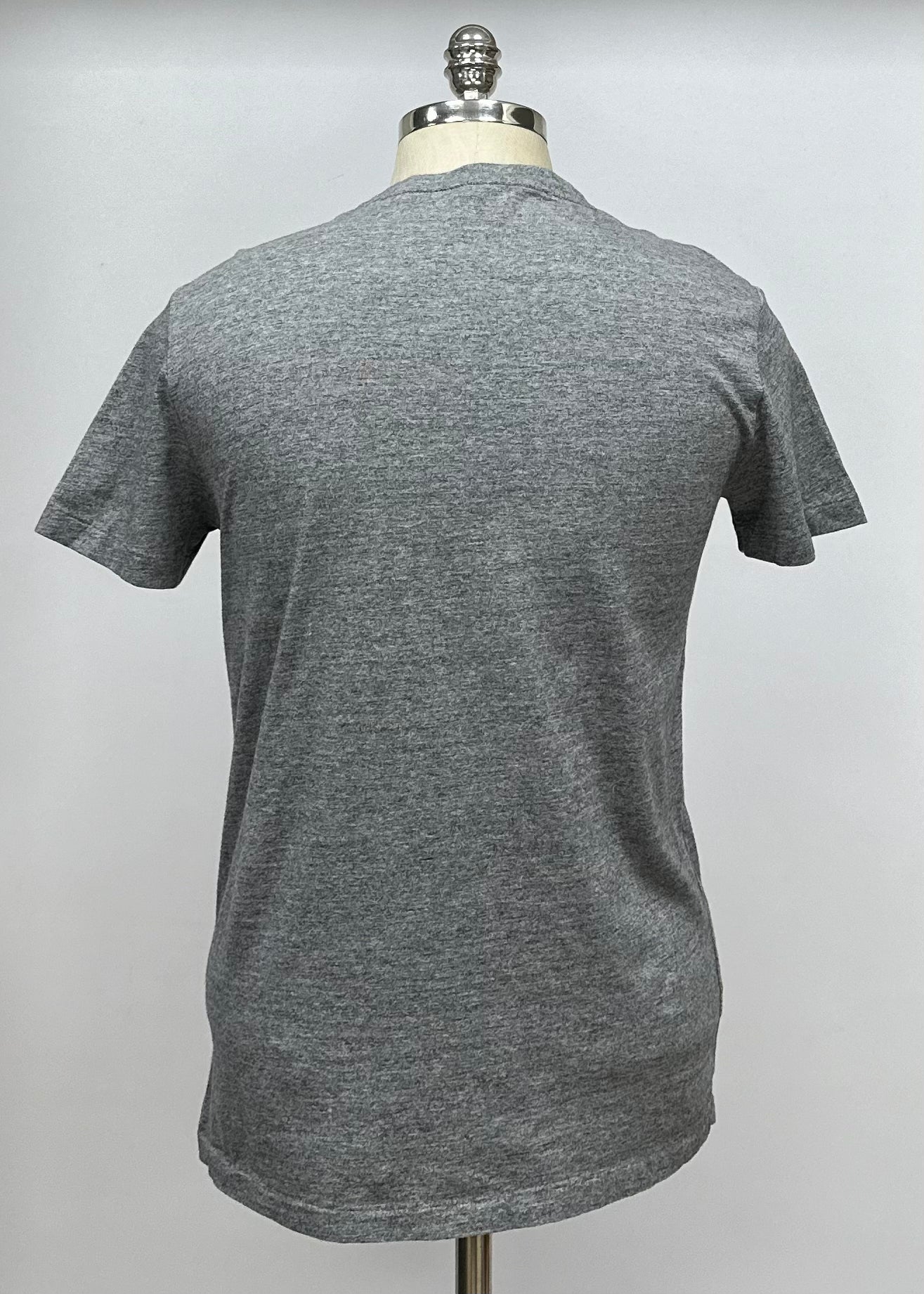 Camiseta cuello V Polo Ralph Lauren 🏇🏼 color gris oscuro Talla S Entalle Regular