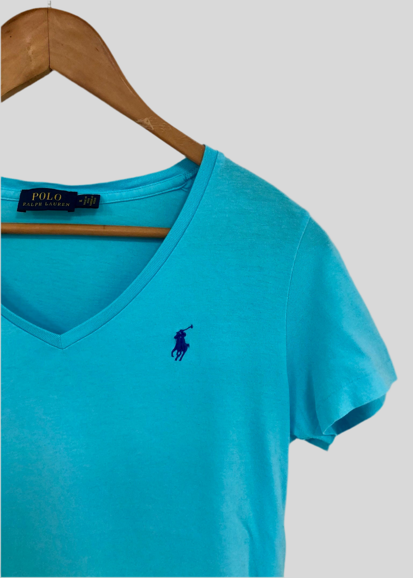 Camiseta de mujer cuello V Polo Ralph Lauren 🏇🏼 color turquesa con logo en azul navy Talla M Entalle Regular