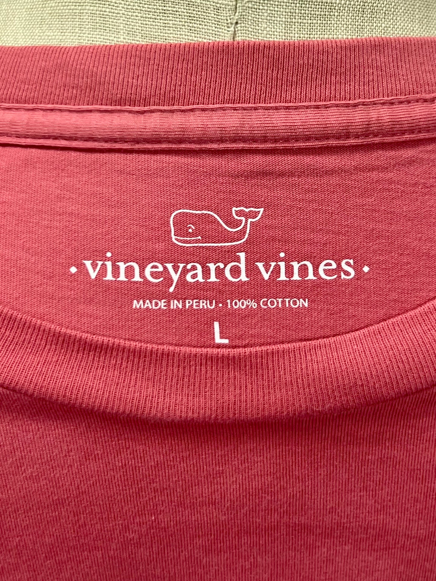 Camiseta de bolsillo Vineyard Vines 🐳 color rosado magenta con Diseño de Lacrosse Talla L