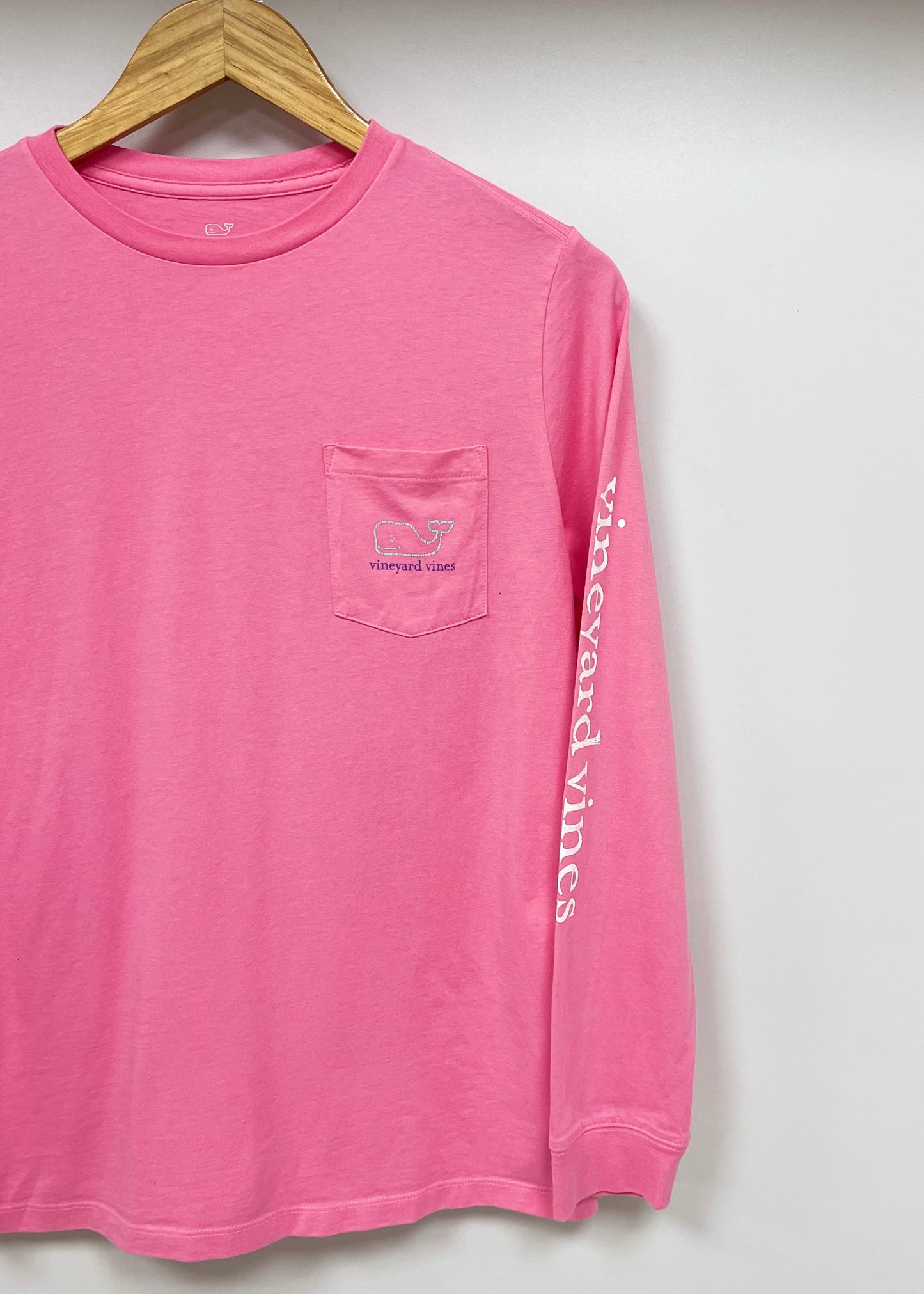 Camiseta de niña Vineyard Vines 🐳 color rosado intenso con Diseño de ballena en celeste Talla L