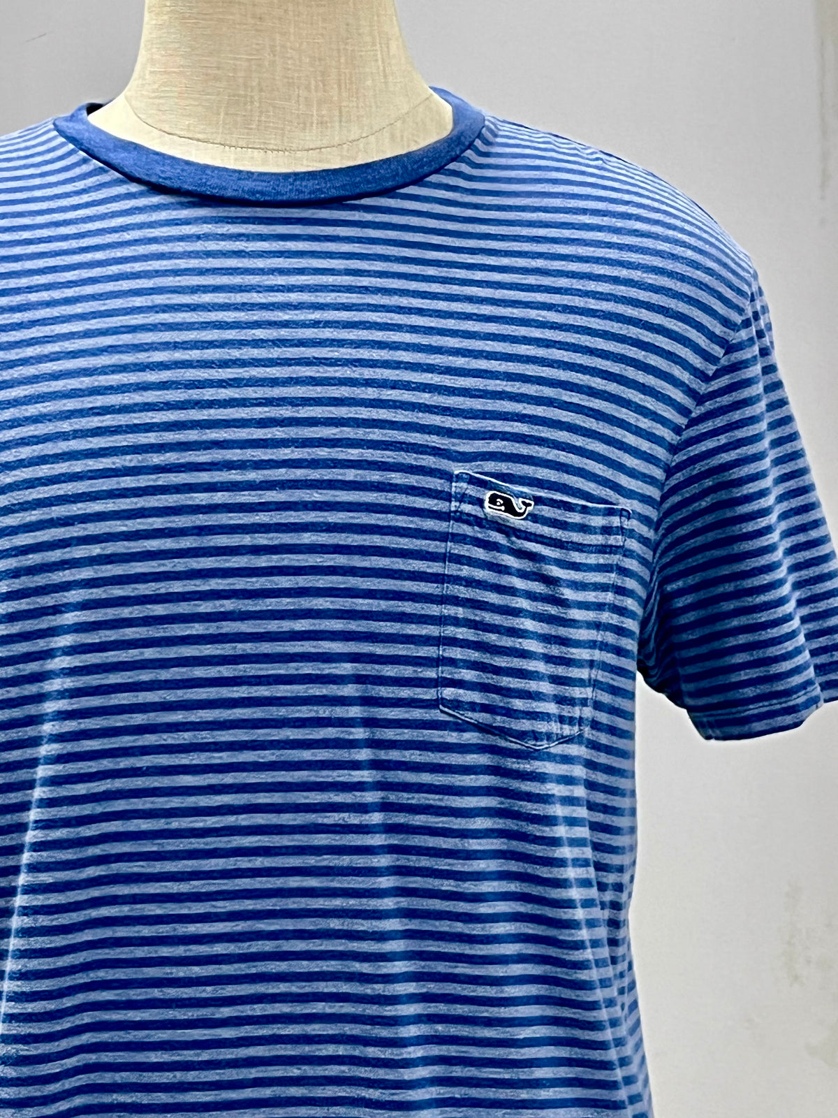 Camiseta cuello redondo Vineyard Vines 🐳 de rayas en color azul y celeste Talla M
