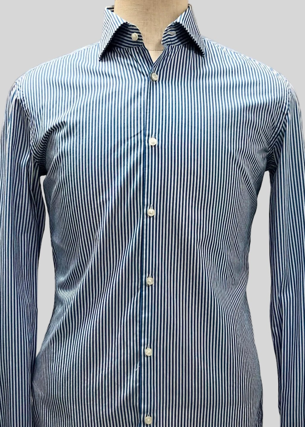 Camisa de botones Hugo Boss 🇩🇪 con patrón de rayas en azul y blanco Talla M Entalle Slim Fit (ver descripción)