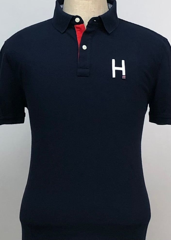 Camiseta Polo Tommy Hilfiger 🇺🇸 color azul navy con diseño en cuello en rojo Talla L Entalle Custom Fit