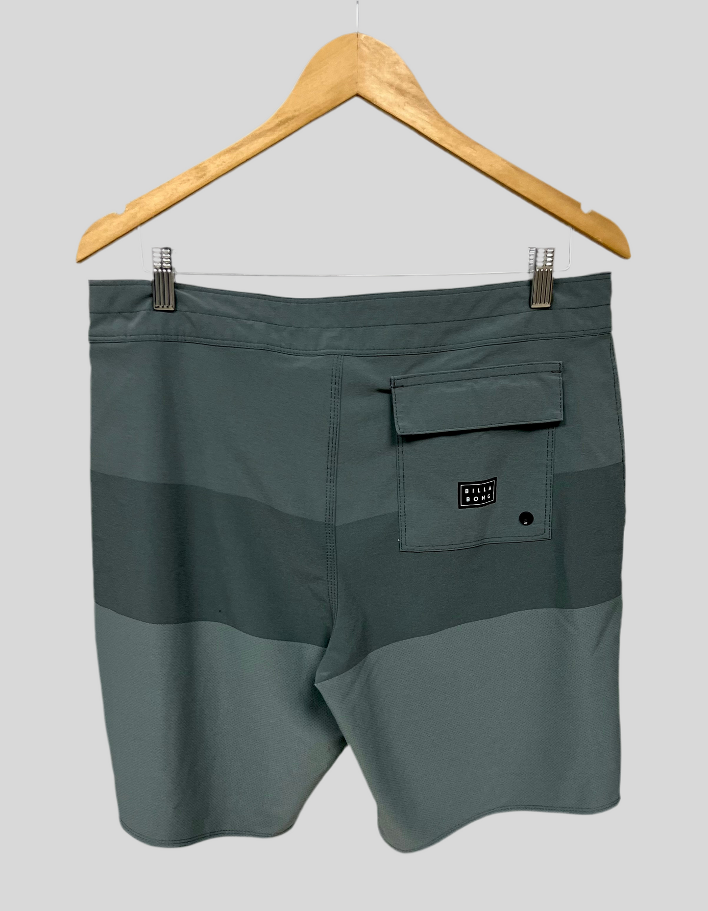 Short de baño Billabong 🏄🏽‍♂️ con diseño de rayas en color gris claro y gris oscuro con logo en color negro Talla L (34)