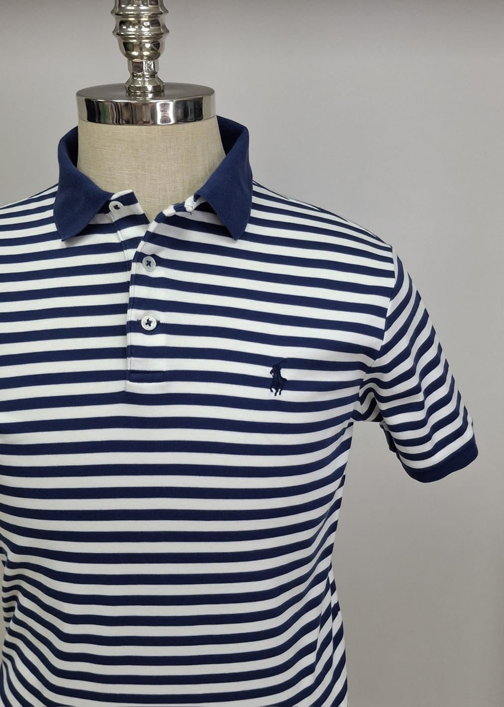 Camiseta Polo Ralph Lauren 🏇🏼 Color blanco con patrón de rayas color Azul navy Talla S Entalle Clásico