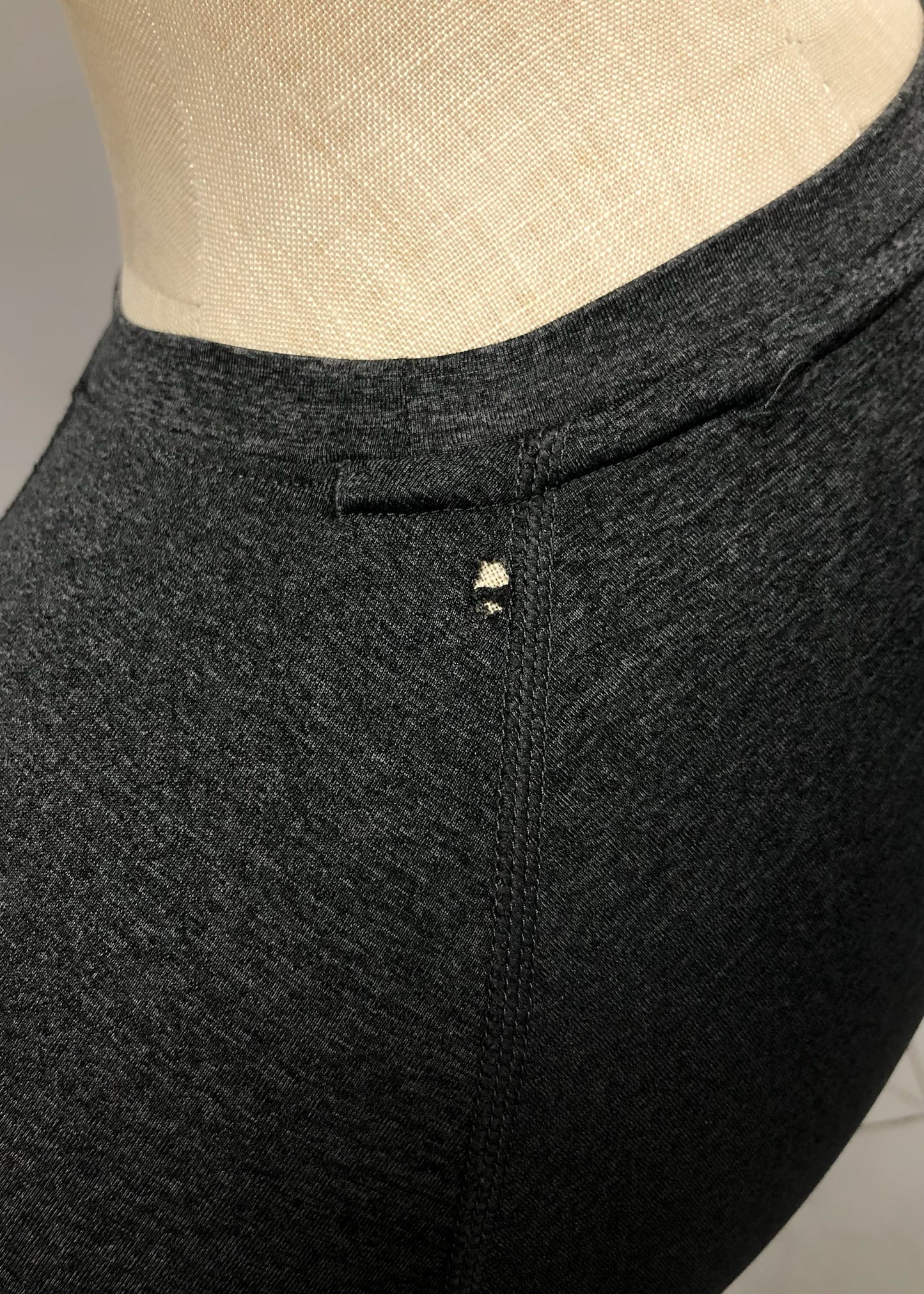 Camiseta de compresión Under Armour 🏋🏽 color gris y logo en gris oscuro Talla L (ver descripción)
