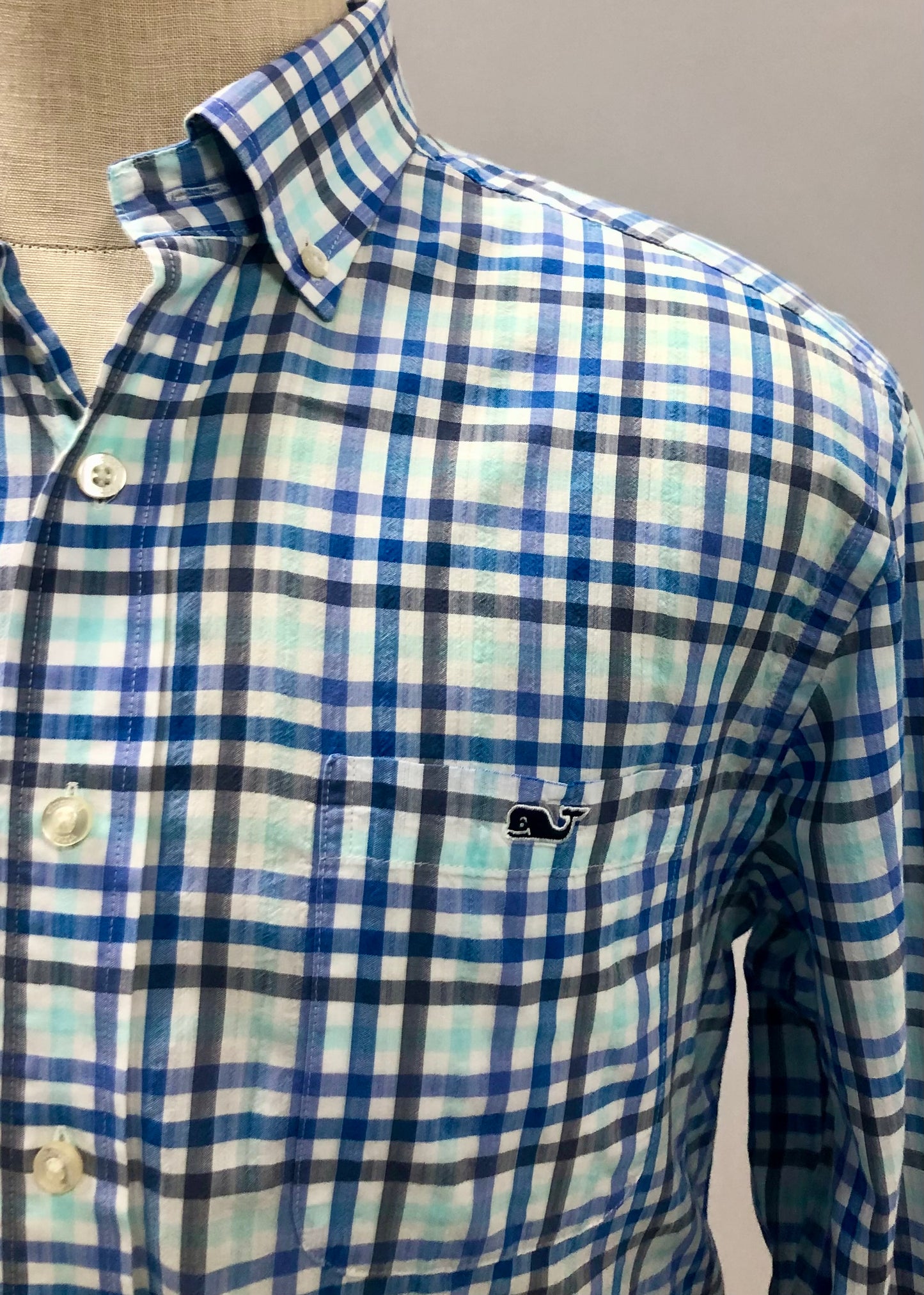 Camisa de botones Vineyard Vines 🐳 color blanco de cuadros en color azul, celeste y negro Talla M Entalle Regular