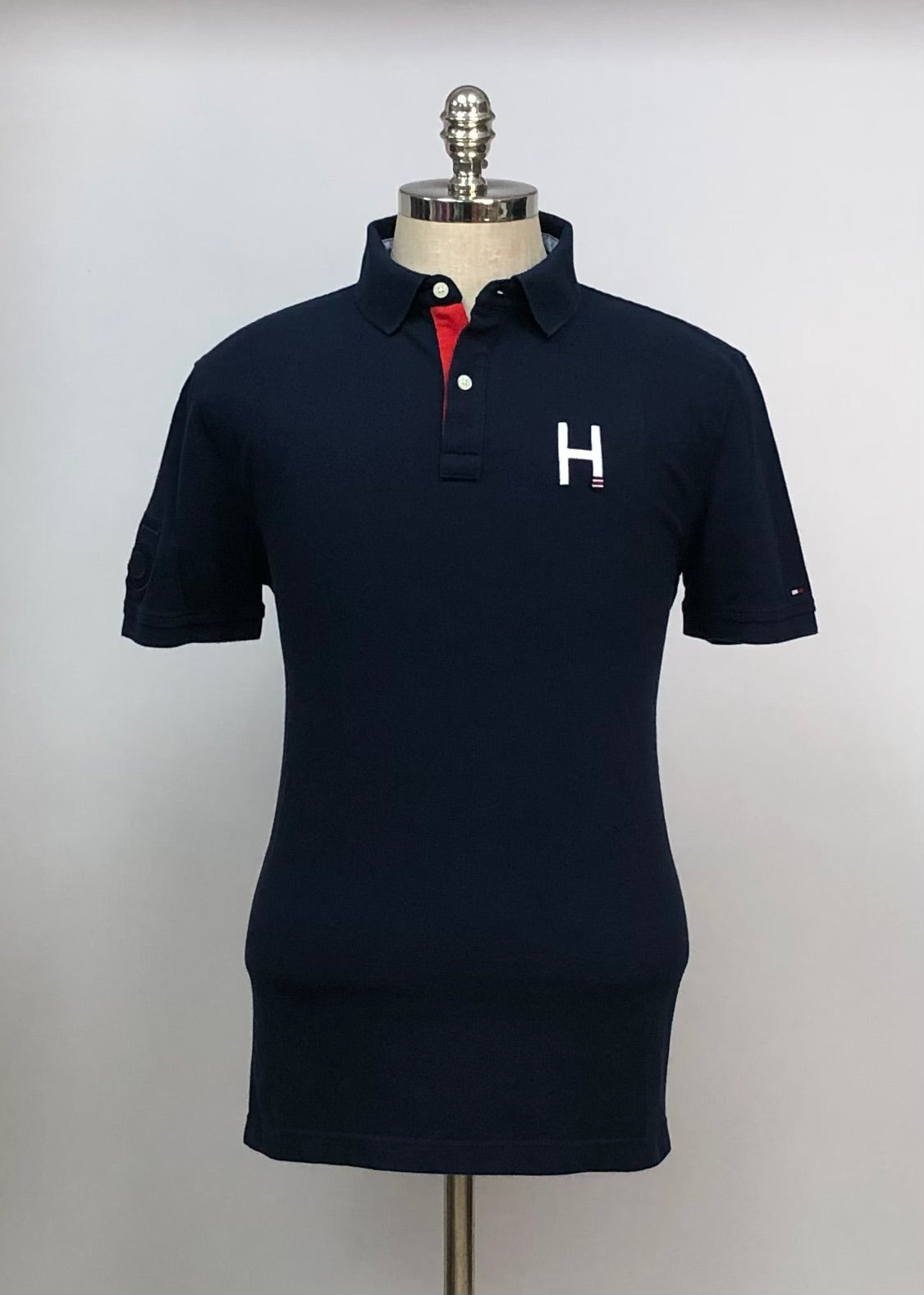 Camiseta Polo Tommy Hilfiger 🇺🇸 color azul navy con diseño en cuello en rojo Talla L Entalle Custom Fit