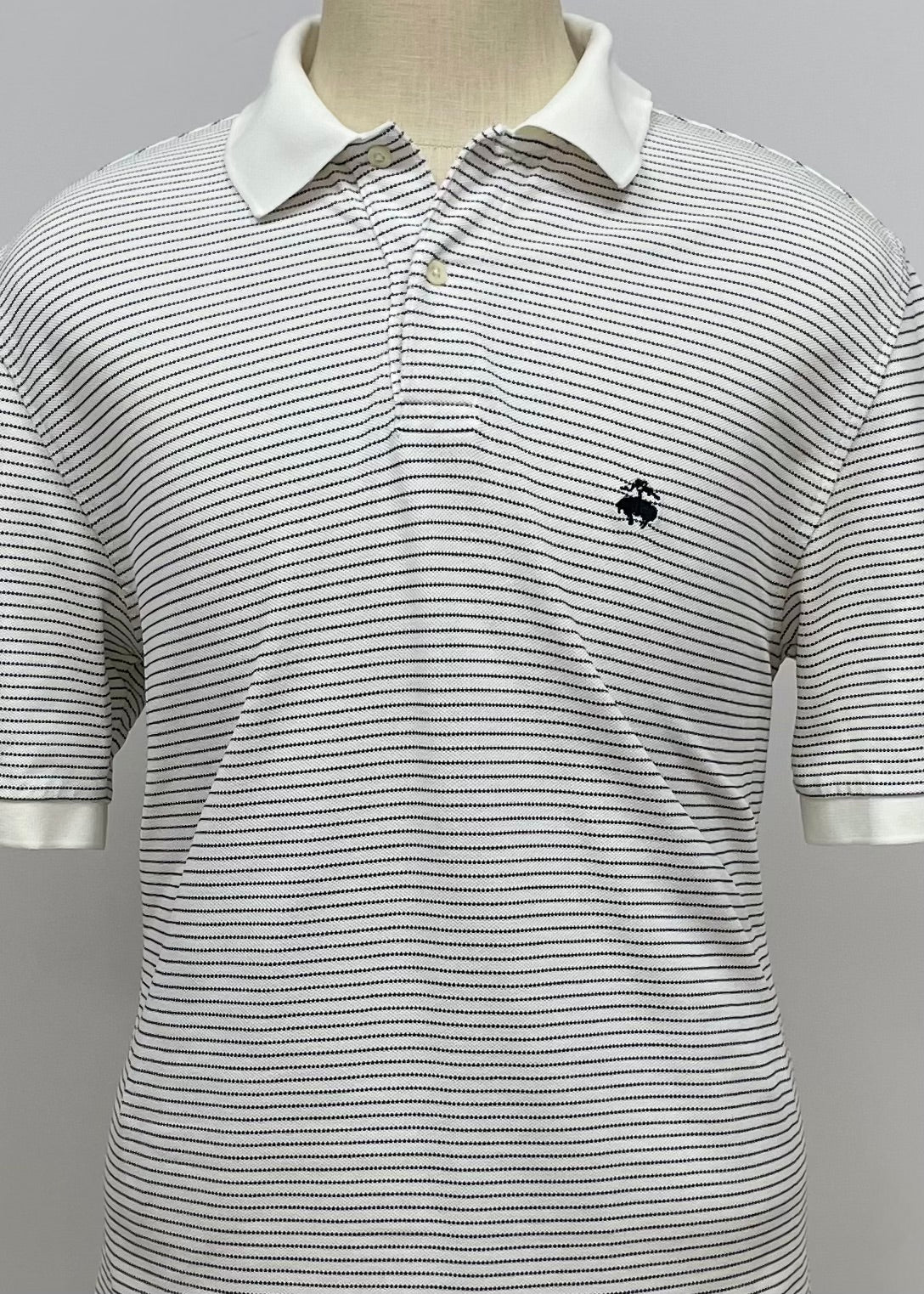 Camiseta Polo Brooks Brothers 🐑 color blanco con patrón de rayas en color negro Talla XL Entalle Regular