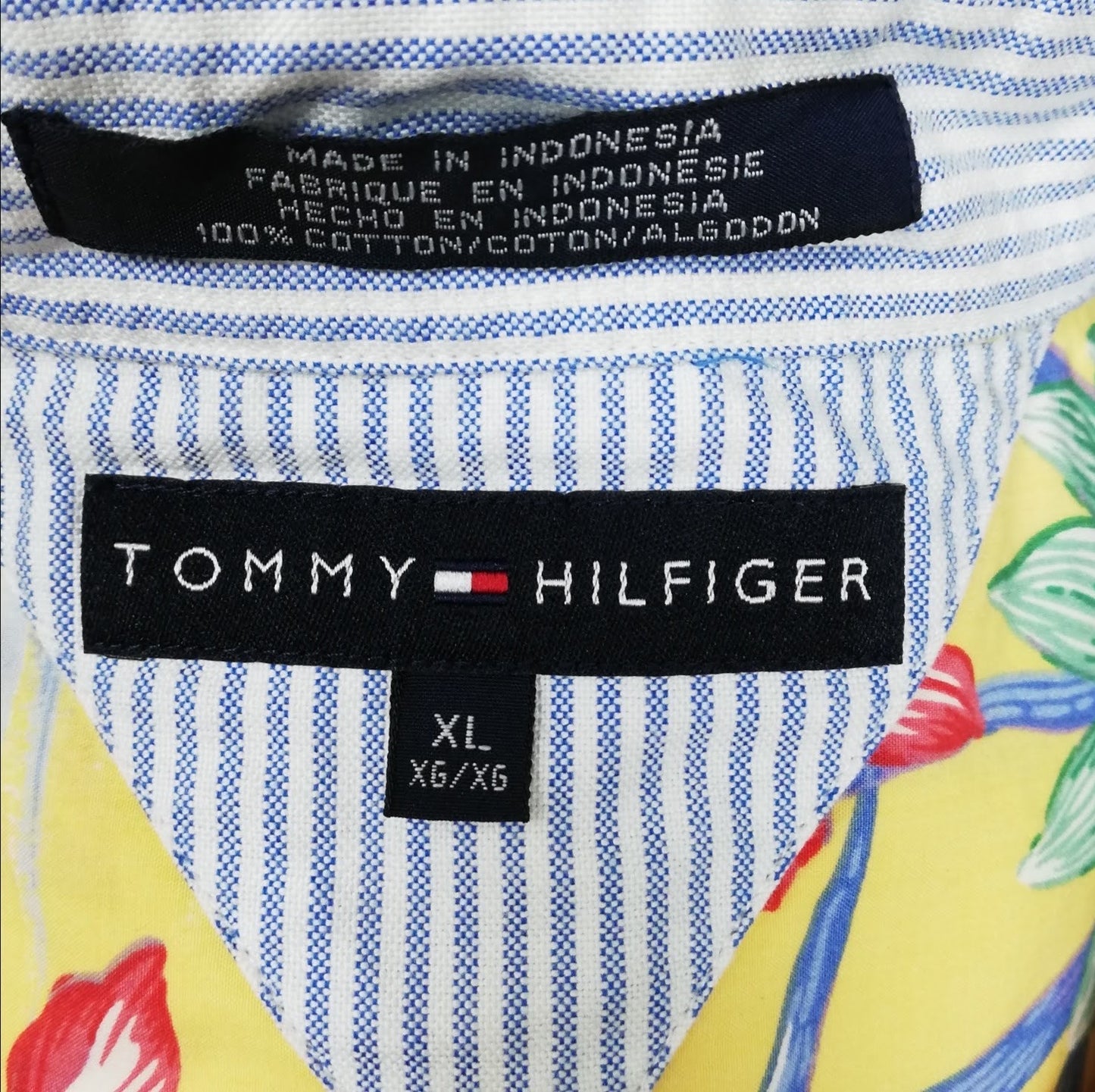 Camisa de botones Tommy Hilfiger 🇺🇸 color amarillo con diseño de tropical en rojo, azul y verde Talla XL Entalle Regular