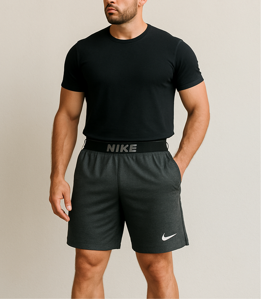 Short Deportivo Nike ✔️ Tela performance color gris oscuro con logo en blanco talla S