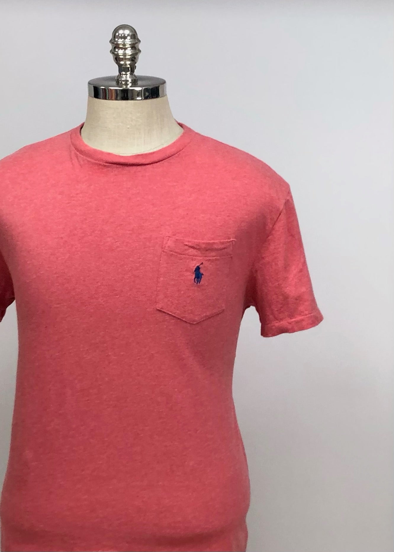 Camiseta cuello Redondo Polo Ralph Lauren 🏇🏼 color rosado magenta con bolsillo Talla Medium Entalle Clásico