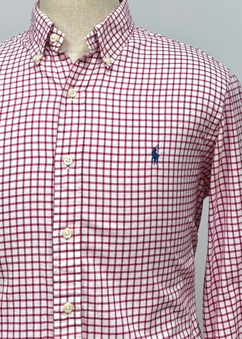 Camisa Polo Ralph Lauren 🏇🏼 color blanco con patron de cuadros rojo oscuro Talla M Entalle Regular