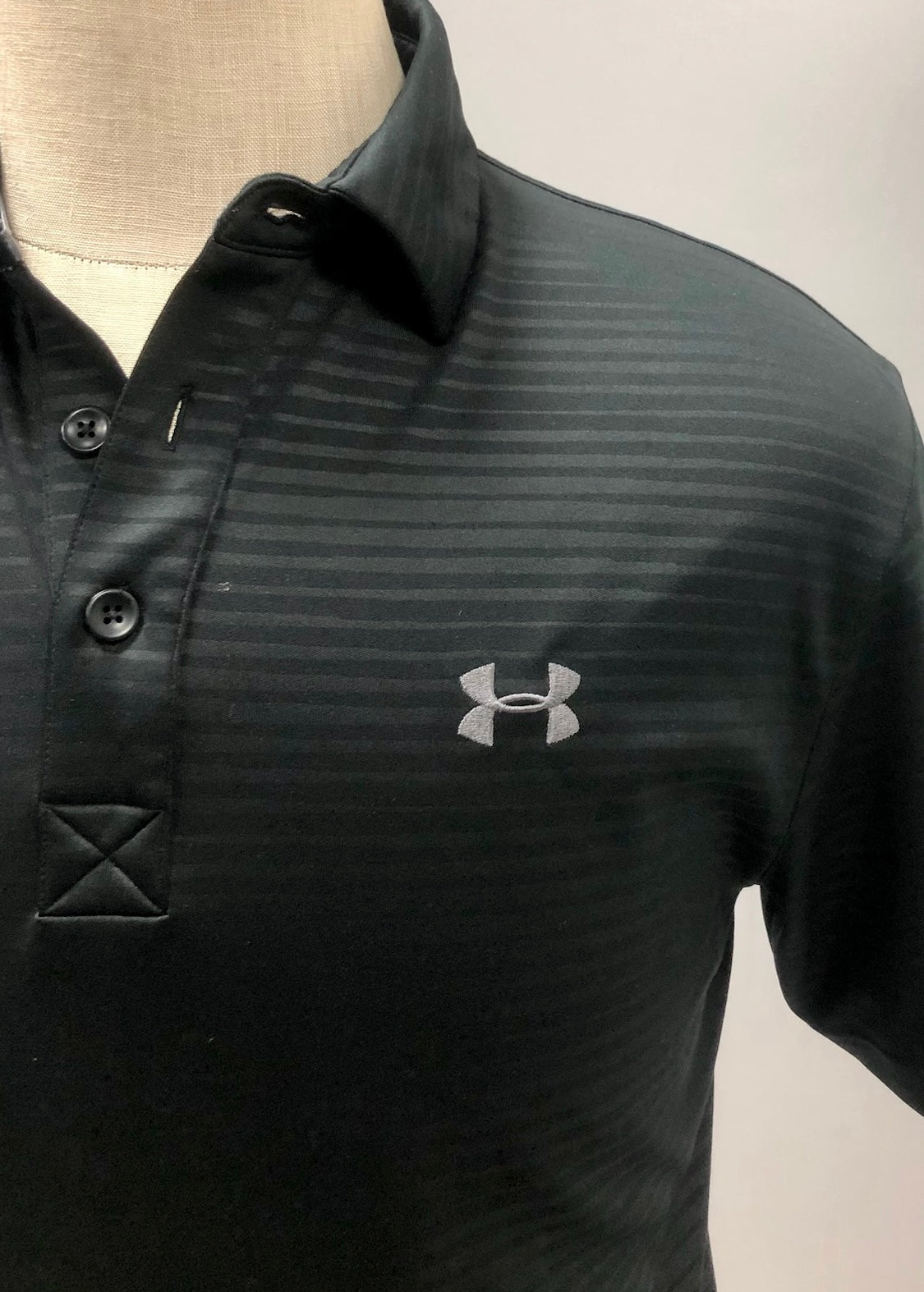 Camiseta Under Armour 🏋🏻 color gris oscuro y negro Tela Performance Talla M Entalle Regular