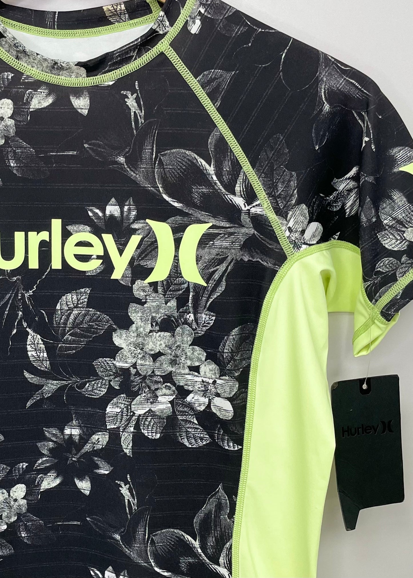 Camiseta de baño Hurley 🏄🏽‍♂️  color negro y verde claro con diseño floral Talla XL de mujer