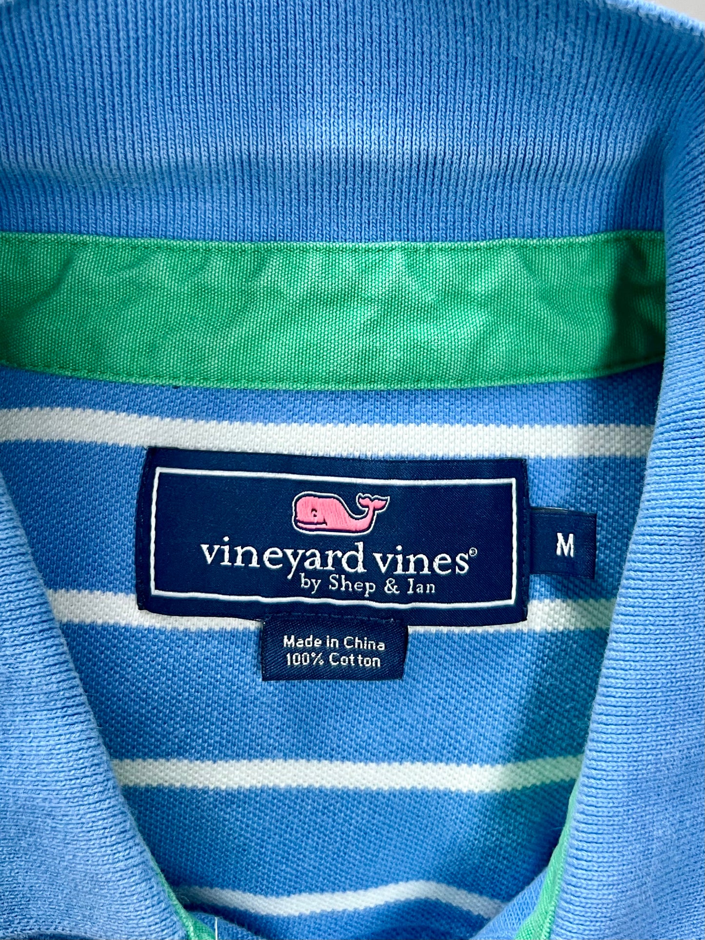 Camiseta Polo Vineyard Vines 🐳 color celeste de rayas blanco con hombro en verde Talla M Entalle Regular ( ver descripción)
