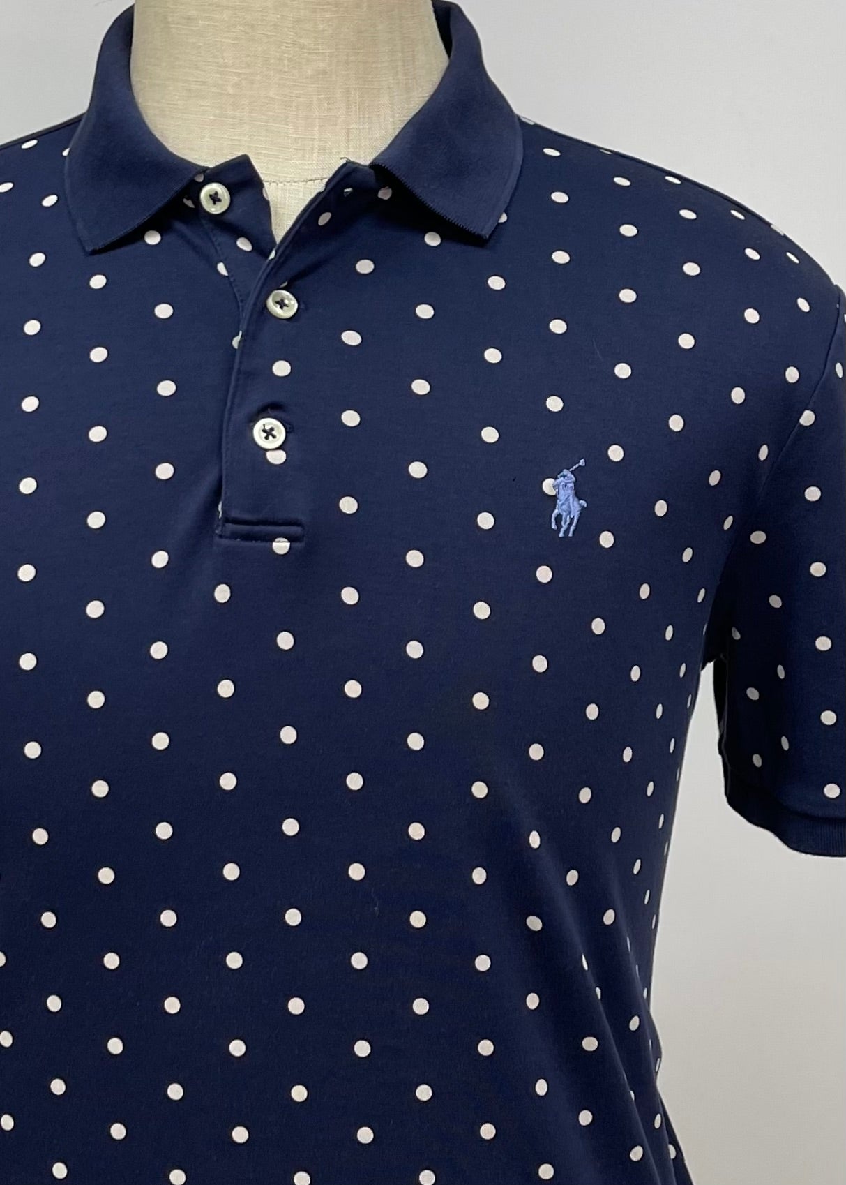 Camiseta Polo Ralph Lauren 🏇🏼 color azul navy y diseño de puntos blancos Talla M Entalle Clásico