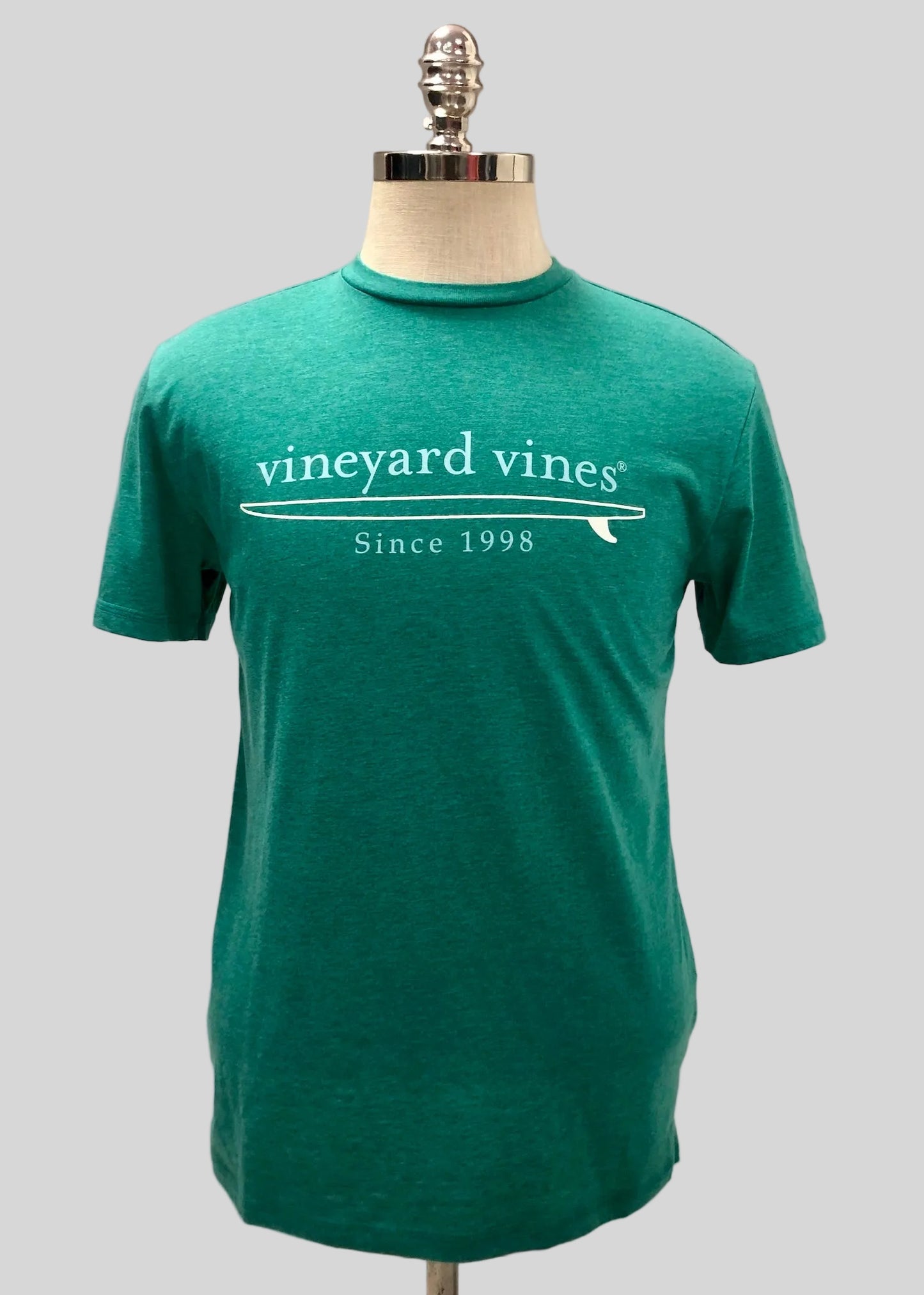 Camiseta cuello redondo Vineyard Vines 🐳 color verde esmeralda con diseño de surf Talla M