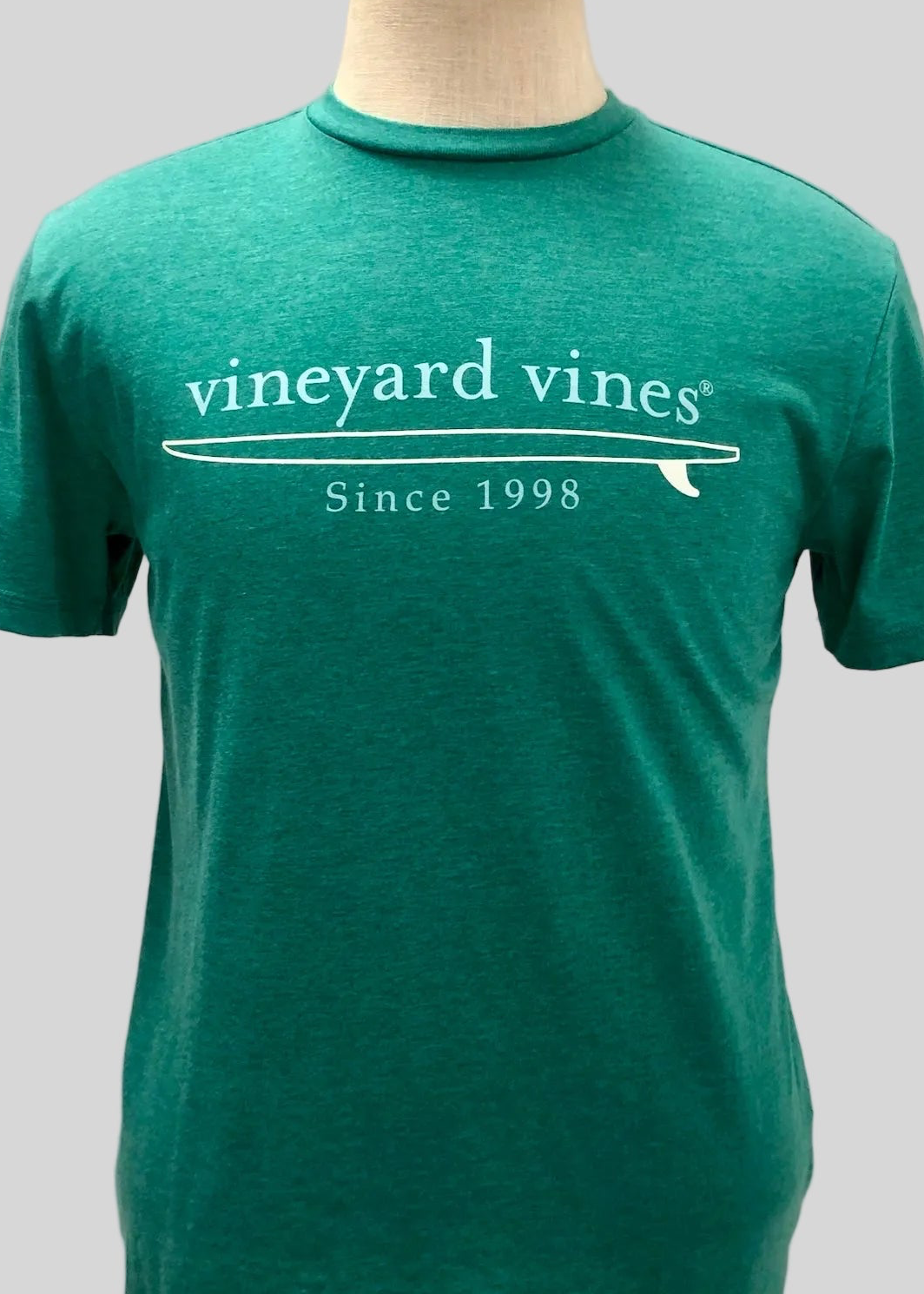 Camiseta cuello redondo Vineyard Vines 🐳 color verde esmeralda con diseño de surf Talla M