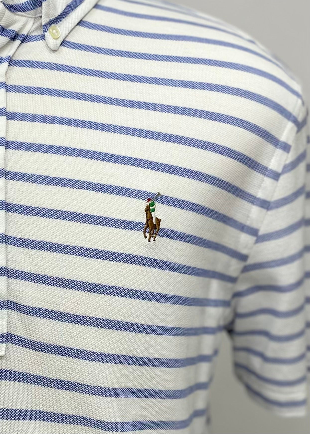 Camiseta Polo Ralph Lauren 🏇🏼 (Knit Oxford) color blanco con patrón del rayas en celeste Talla L Entalle Regular