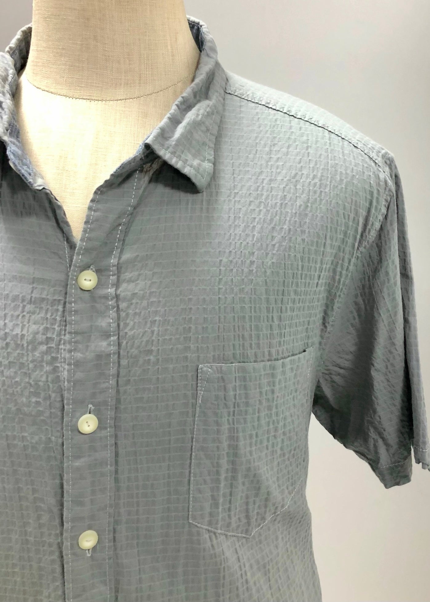 Camisa de botones Tommy Bahama 🌴 Seersucker en color gris  Talla 3XL Entalle Regular