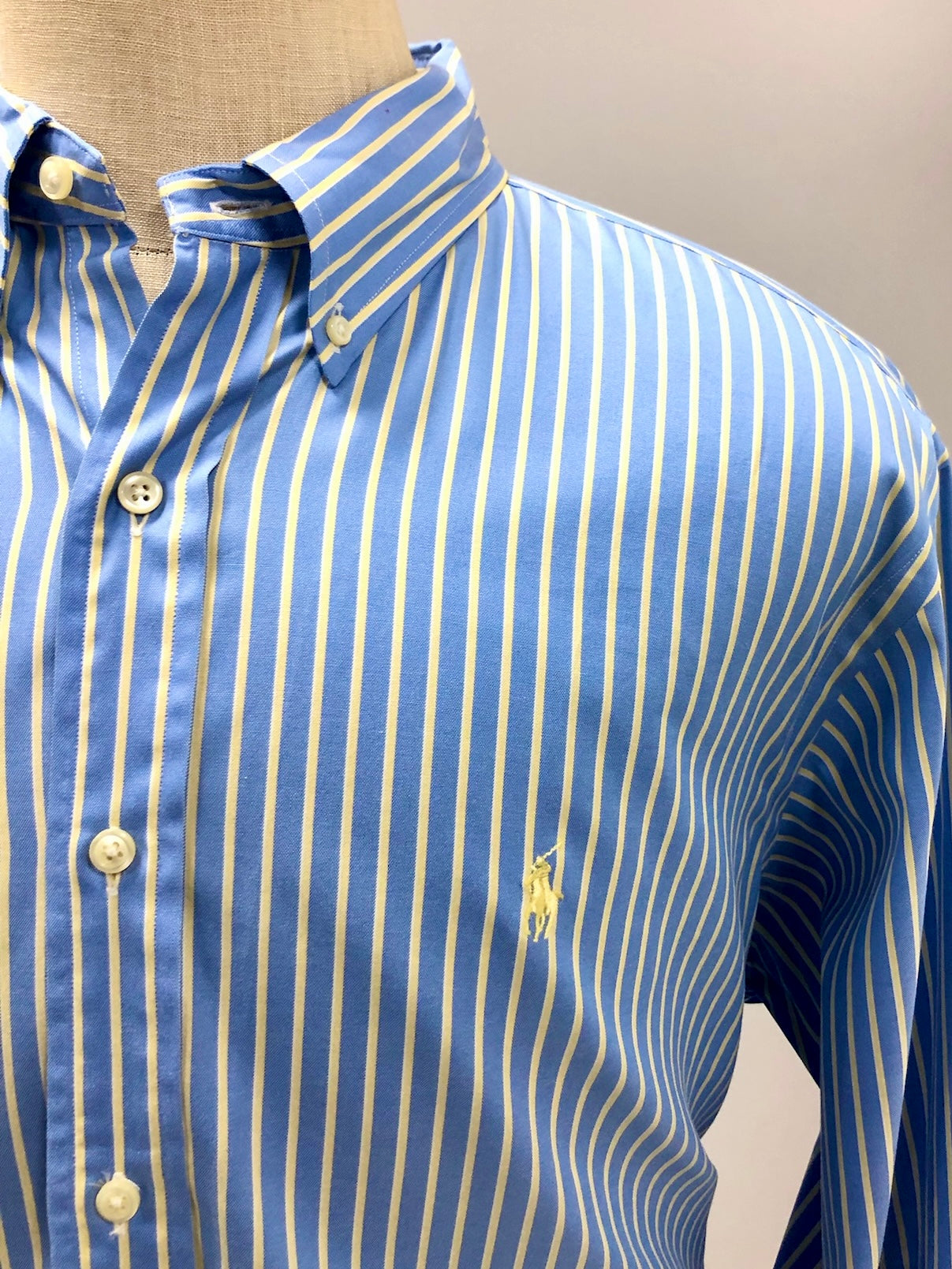 Camisa de botones Polo Ralph Lauren 🏇🏼 color celeste con patron de rayas en color amarillo Talla XL Entalle Clásico