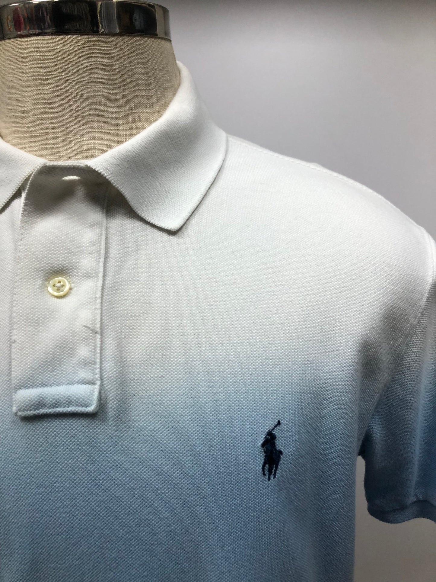 Camiseta Polo Ralph Lauren 🏇🏼con diseño degradado en blanco y azul Talla XL Entalle Custom Fit (ver descripción)