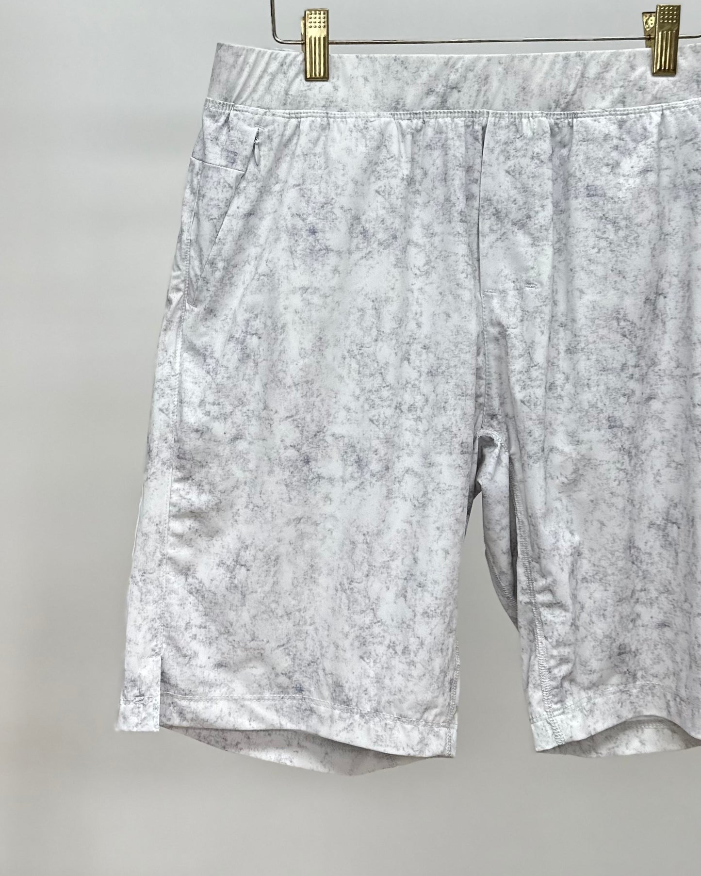 Short Deportivo Kenneth Cole 🏃🏻‍♂️ Tela performance color blanco con degradado en gris oscuro talla M